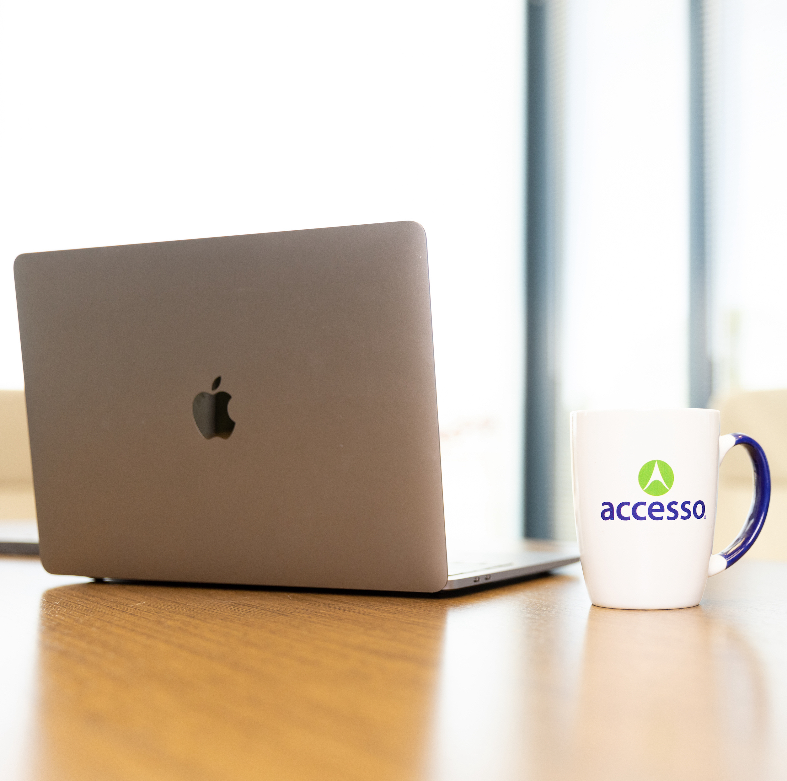 Laptop with accesso mug